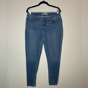 Medium wash Levi’s mid rise jeans- Size 30